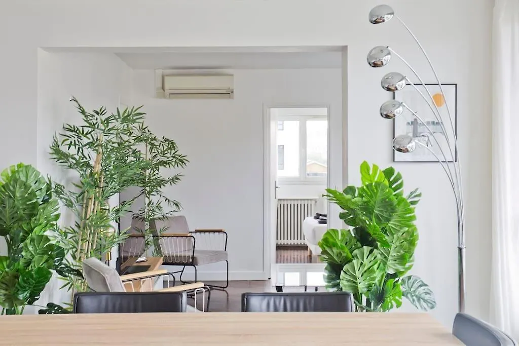 Eiffel Apartment