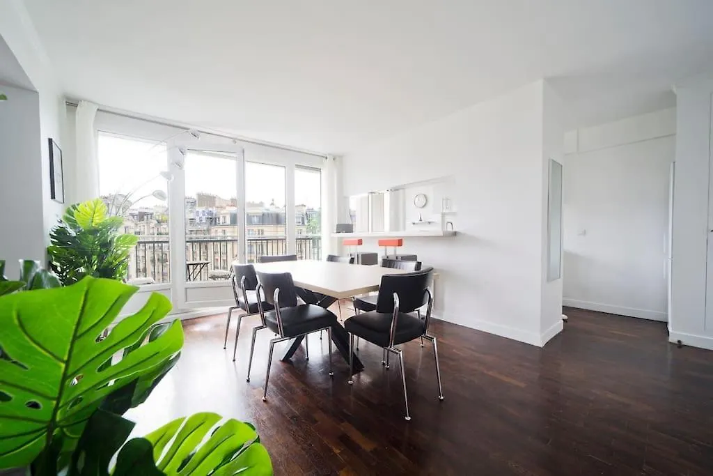 Eiffel Apartment